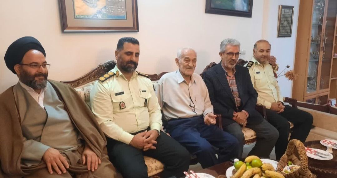دیدار مسئولان انتظامی کاشان با خانواده شهید والامقام سید عباس تقریری به مناسبت هفته فراجا