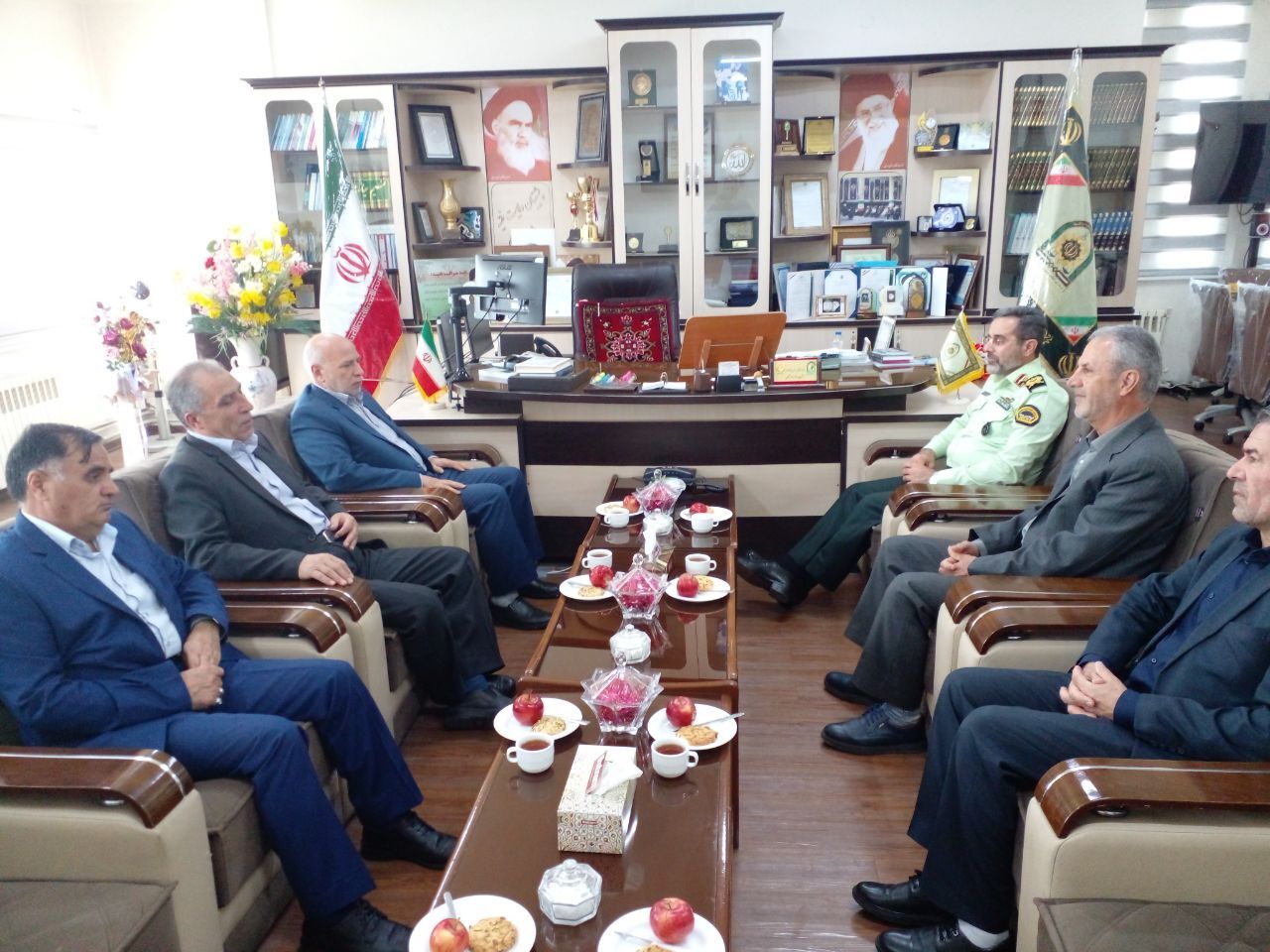 دیدار صمیمانه رئیس کانون و تعدادی بازنشستگان استان با سردار تقوی فرمانده انتظامی استان اردبیل بمناسبت هفته نیروی انتظامی