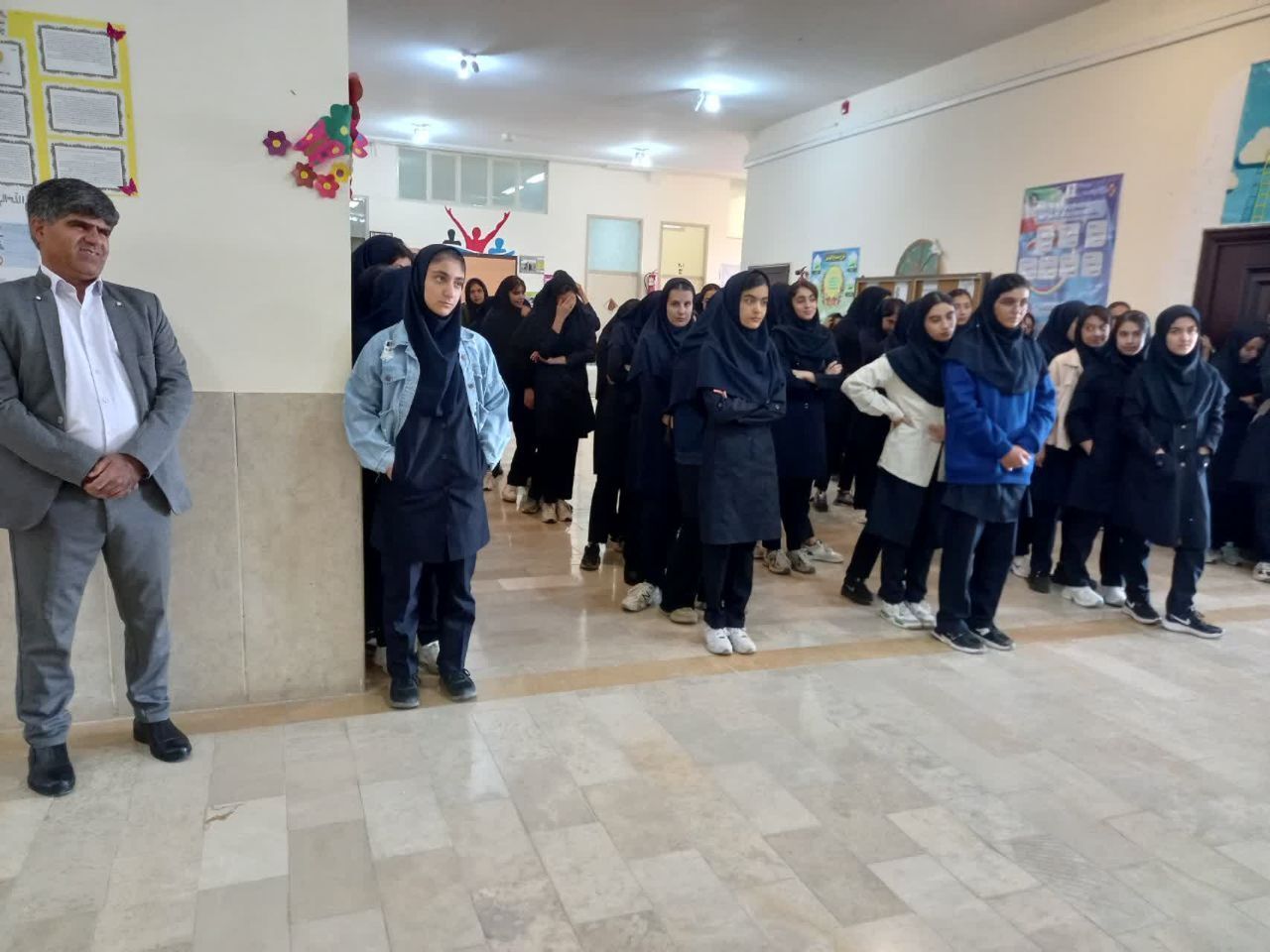 سخنرانی سرهنگ بازنشسته احمد مقامی در مدرسه سما شهرضا به مناسبت هفته نیروی انتظامی و دفاع مقدس سخنرانی سرهنگ بازنشسته احمد مقامی در مدرسه سما شهرضا به مناسبت هفته نیروی انتظامی و دفاع مقدس