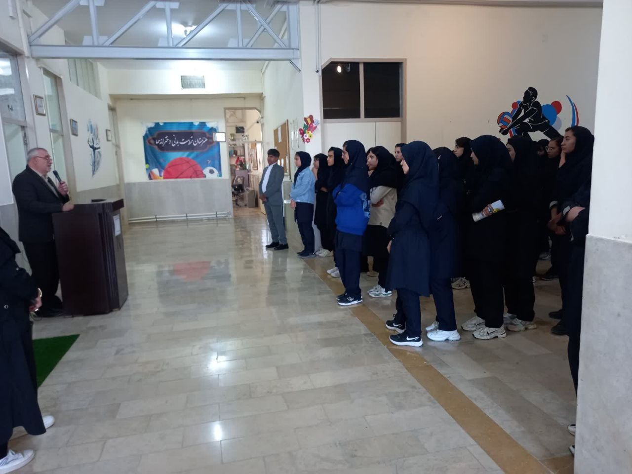 سخنرانی سرهنگ بازنشسته احمد مقامی در مدرسه سما شهرضا به مناسبت هفته نیروی انتظامی و دفاع مقدس