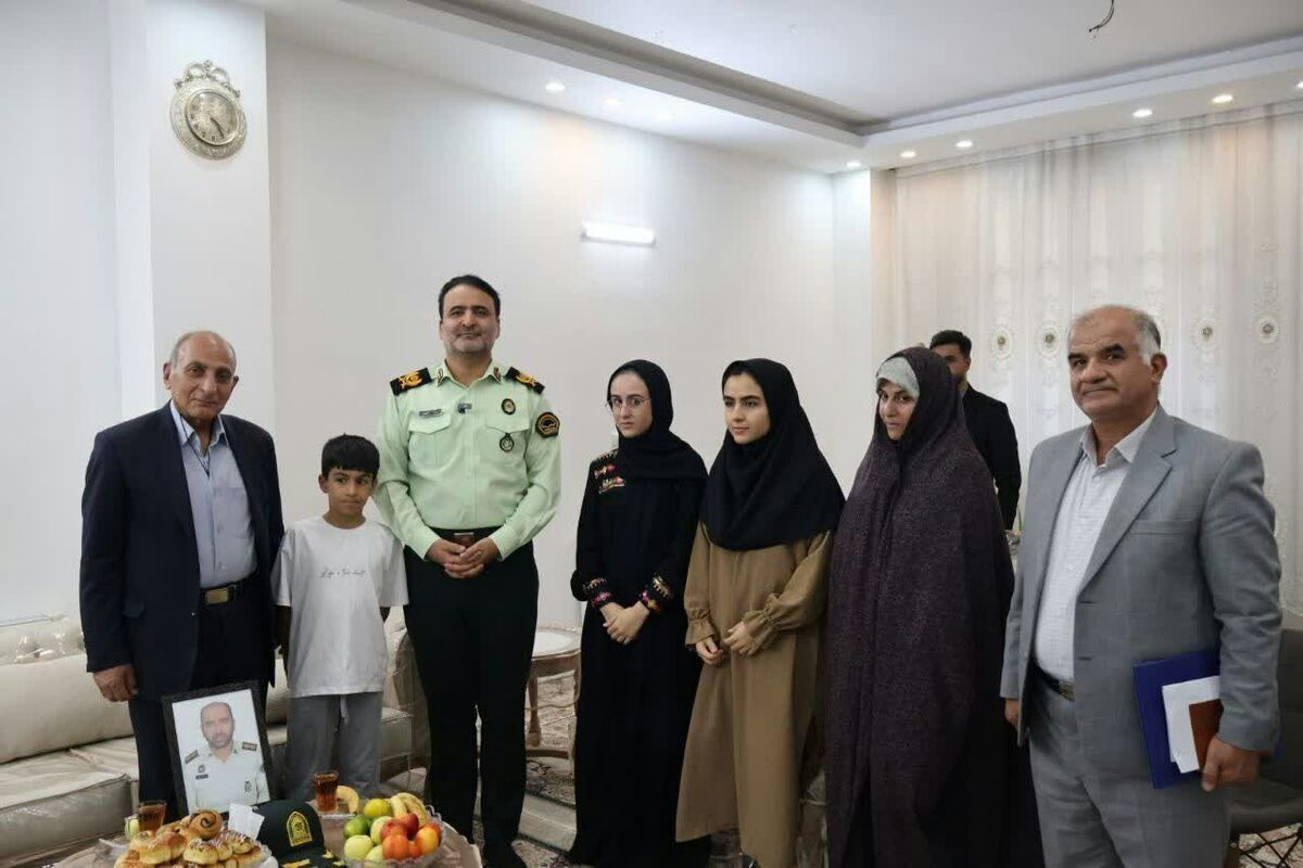دیدار فرمانده
 انتظامی استان یزد با خانواده محترم مرحوم سرهنگ حسن یزدانی