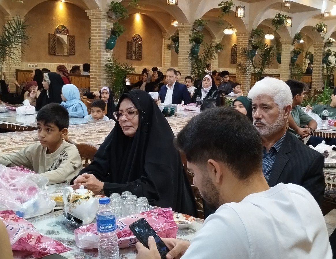 برگزاری ضیافت خانوادگی در شهرستان کاشان با حضور ۴۰ بازنشسته به همراه خانواده به مناسبت هفته فراجا