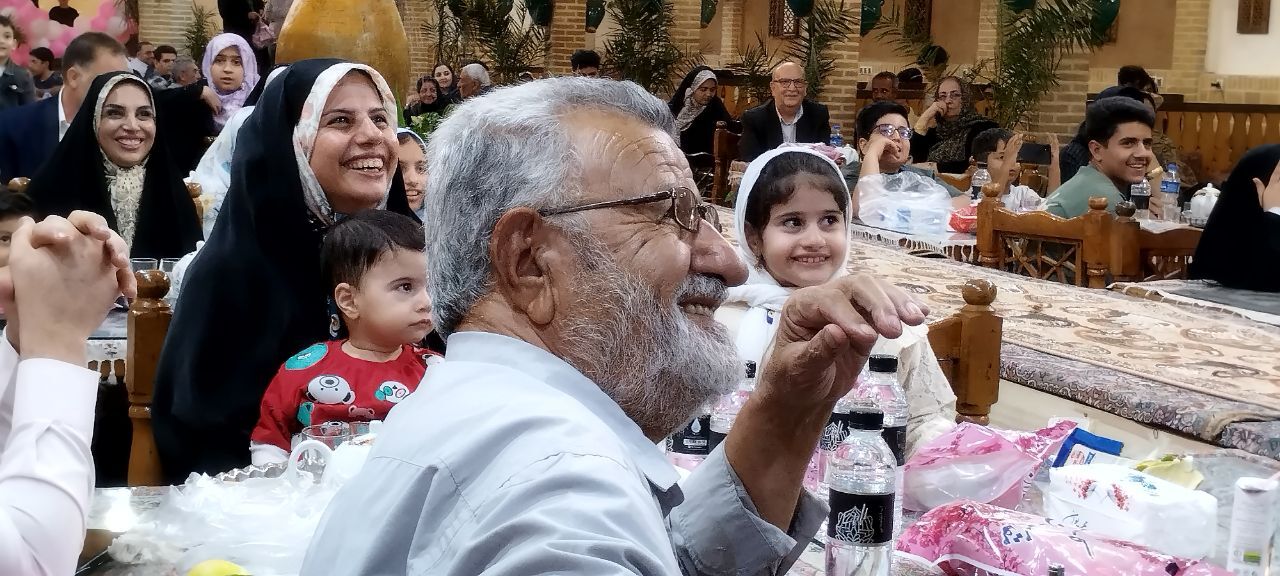 برگزاری ضیافت خانوادگی در شهرستان کاشان با حضور ۴۰ بازنشسته به همراه خانواده به مناسبت هفته فراجا