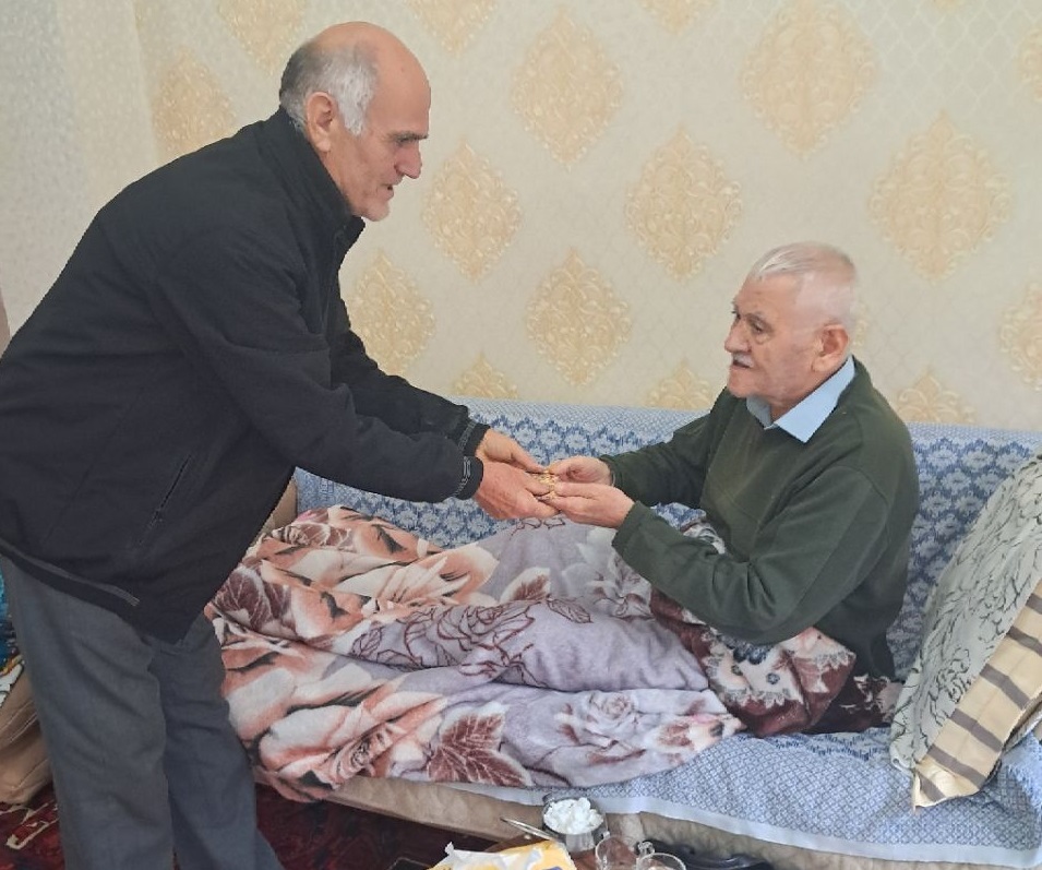 عیادت از بازنشسته کریم ابهری بیمار بستری در منزل در شهرستان اهر عیادت از بازنشسته کریم ابهری بیمار بستری در منزل در شهرستان اهر