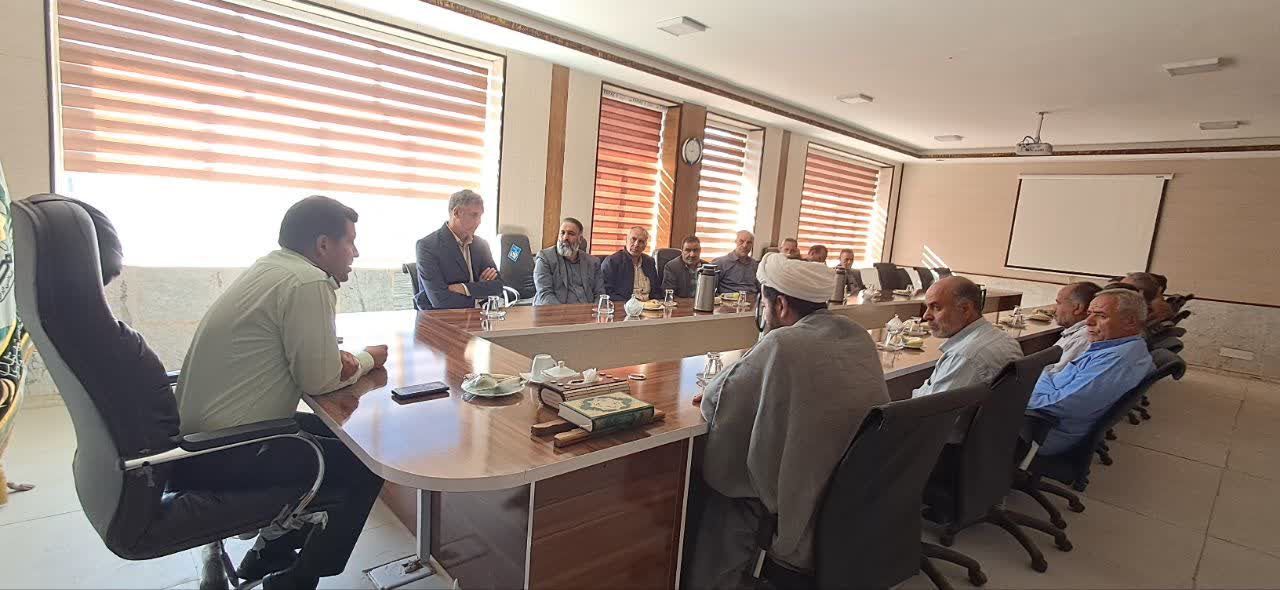 آیین تجلیل از بازنشستگان فراجا در فریدن با حضور فرمانده انتظامی شهرستان برگزار شد