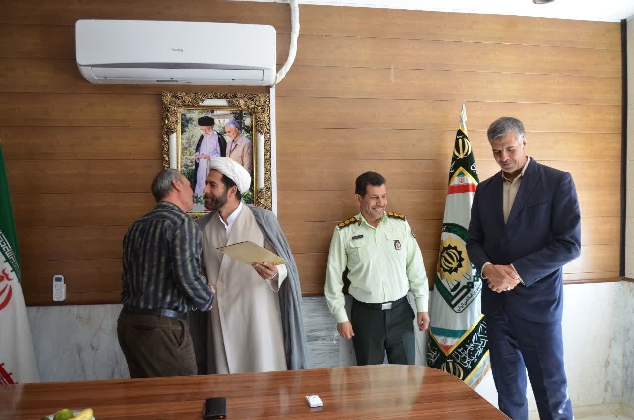 آیین تجلیل از بازنشستگان فراجا در فریدن با حضور فرمانده انتظامی شهرستان برگزار شد