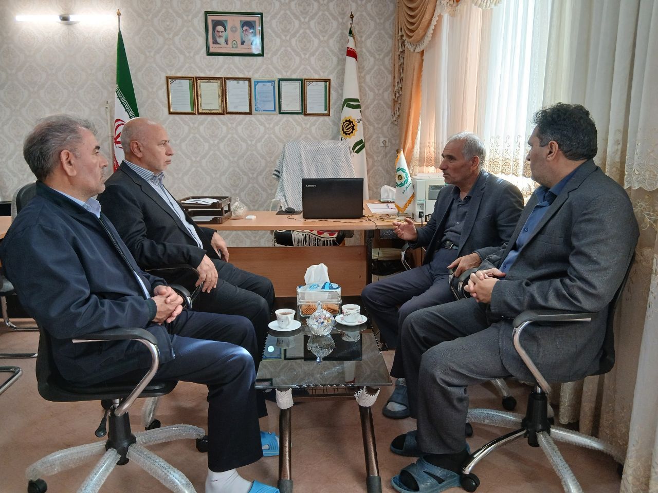 جلسه رئیس کانون بازنشستگان انتظامی استان اردبیل با نماینده اعضاء کانون استان در مجمع کانون جلسه رئیس کانون بازنشستگان انتظامی استان اردبیل با نماینده اعضاء کانون استان در مجمع کانون