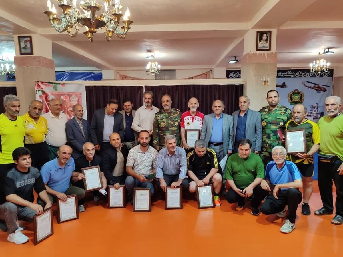 اهدا لوح و جوائز به نفرات اول تا سوم مسابقات ورزشی پیشکسوتان نیروهای مسلح استان البرز
