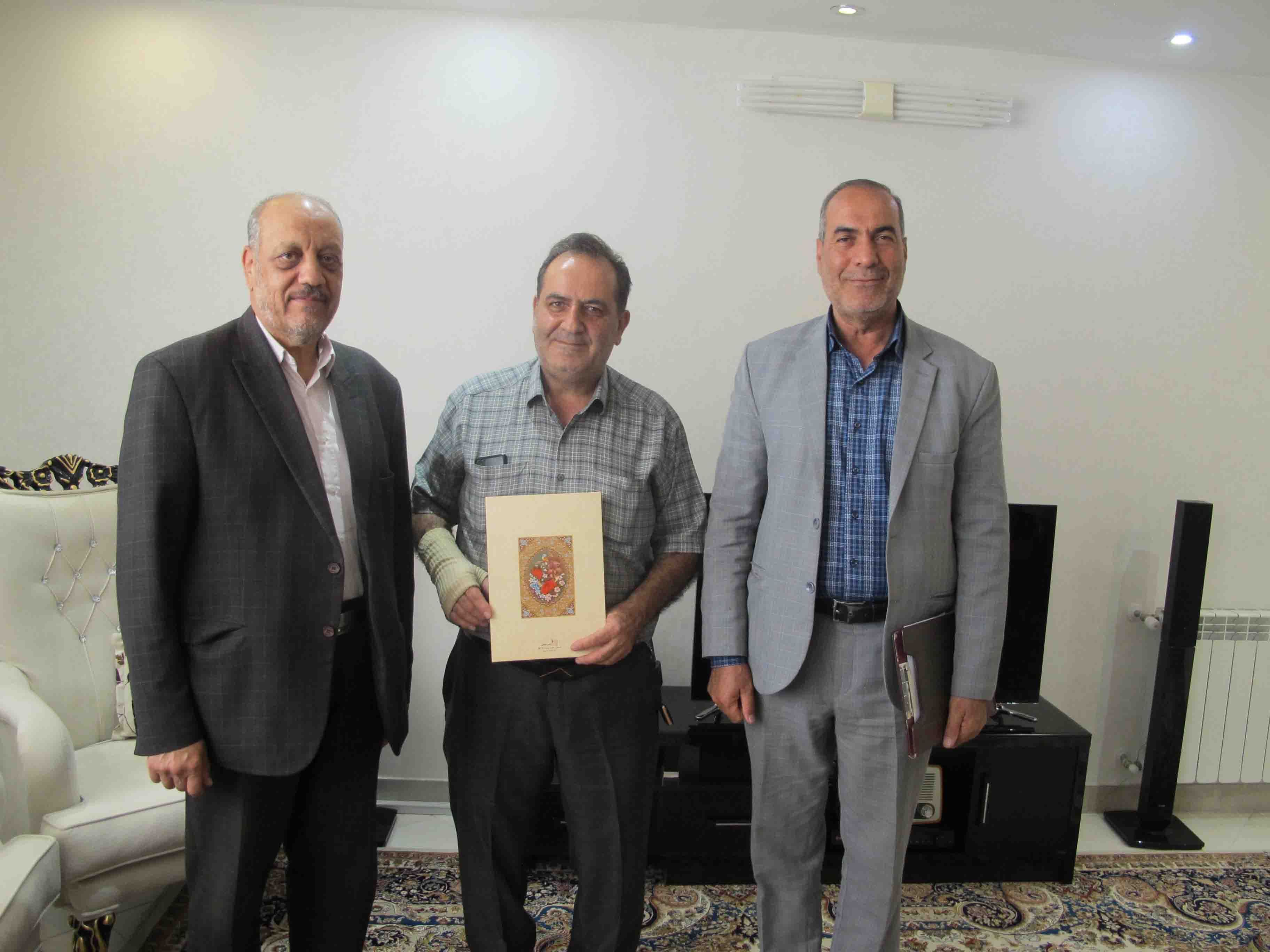 دیدار رئیس کانون بازنشستگان استان مرکزی با 4 نفر از پیشکسوتان به مناسبت هفته دفاع مقدس