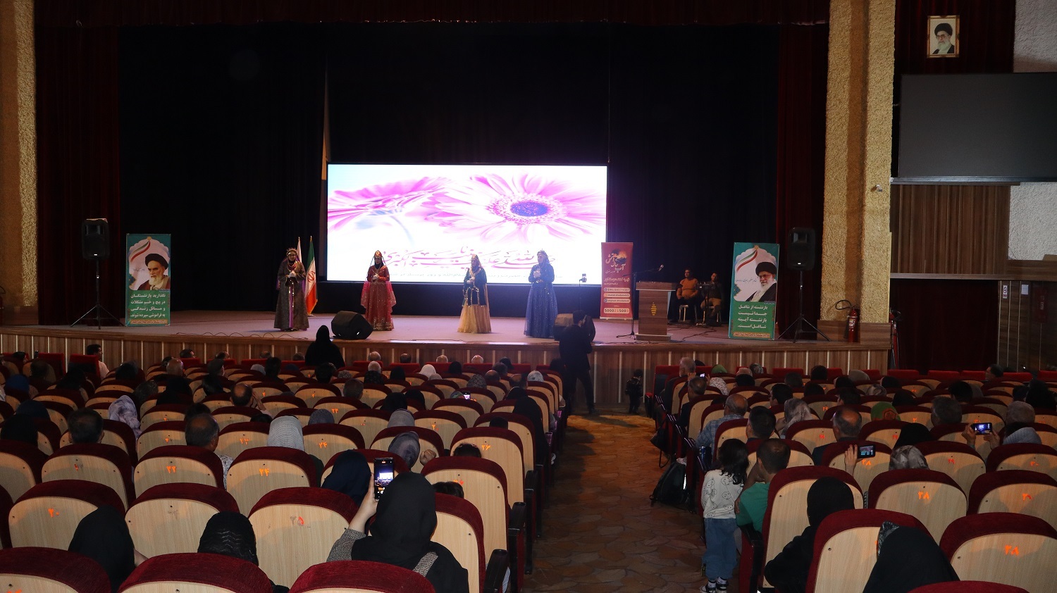 برگزاری ضیافت خانوادگی بازنشستگان نیروهای مسلح شهرستان اصفهان به همراه خانوادههای آنها برگزاری ضیافت خانوادگی بازنشستگان نیروهای مسلح شهرستان اصفهان به همراه خانوادههای آنها