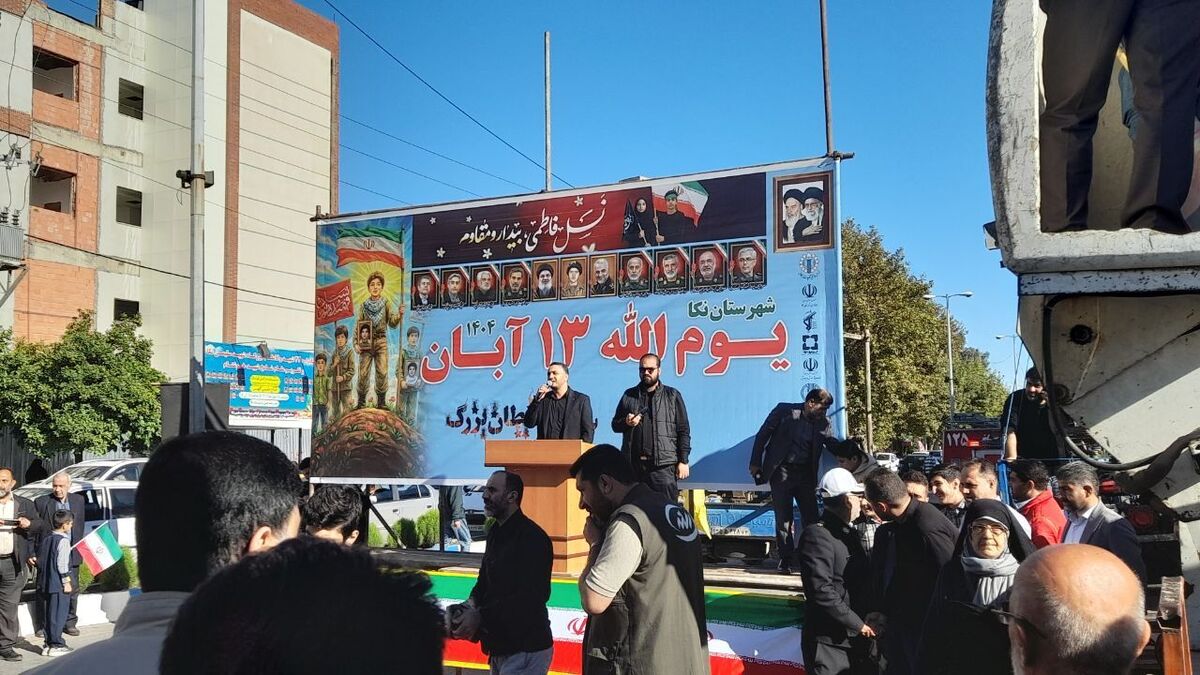 حضور رئیس کانون‌ به همراه جمعی ازپیشکسوتان انتظامی در راهپیمایی روز ۱۳ آبان درشهرستان نکا