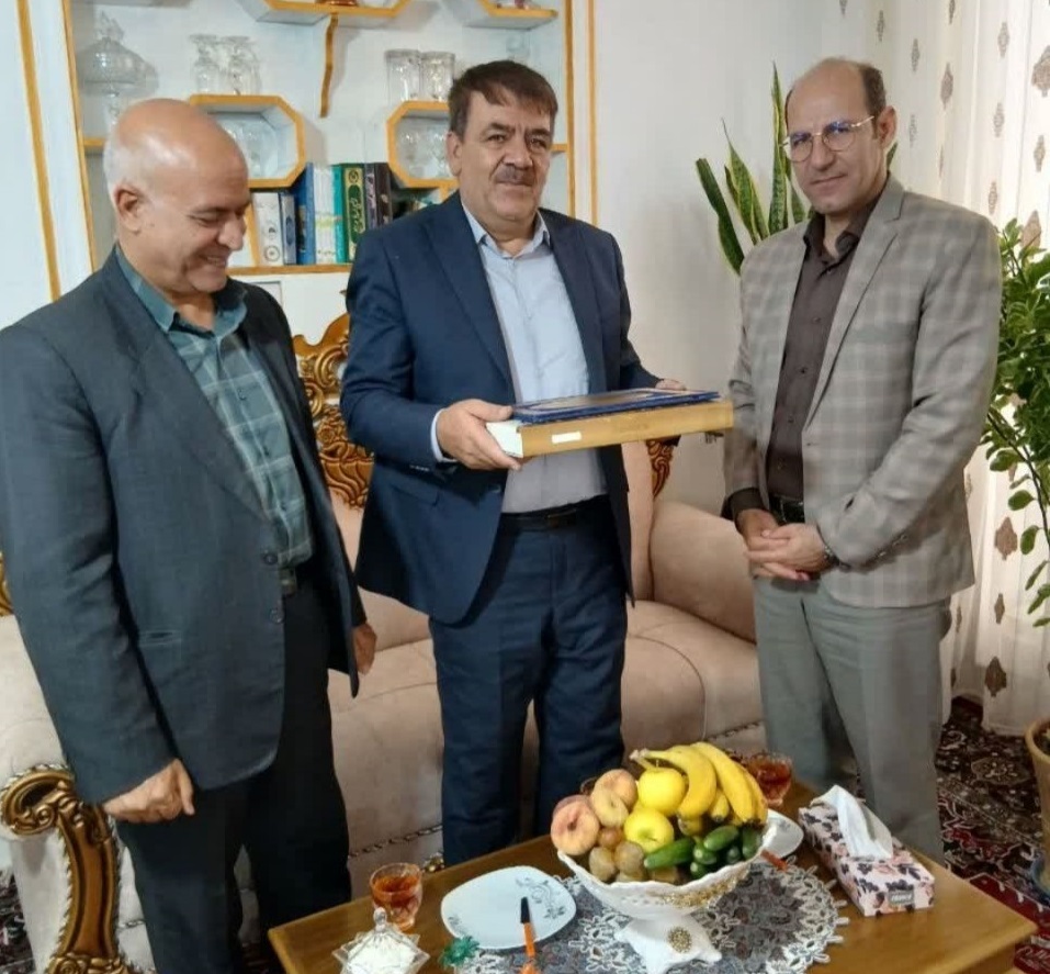 دیدار با ۱۶ نفر از بازنشستگان شهرستان بناب در منزل دیدار با ۱۶ نفر از بازنشستگان شهرستان بناب در منزل