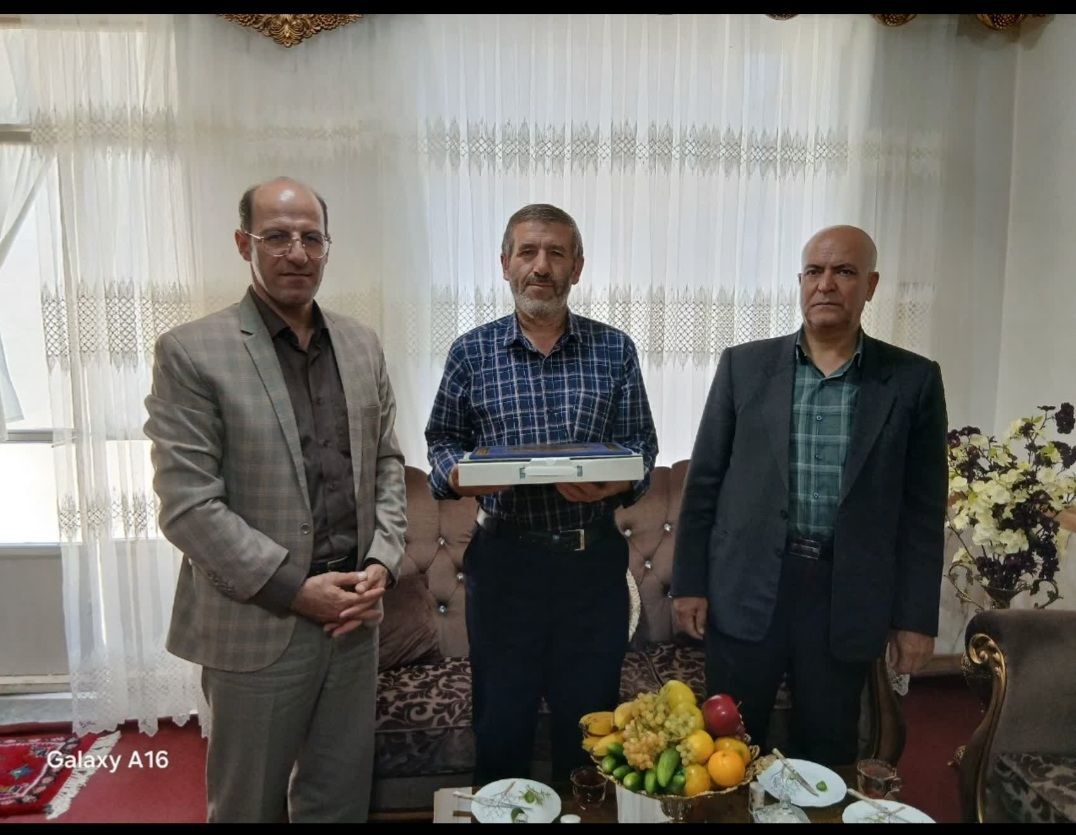 دیدار با ۱۶ نفر از بازنشستگان شهرستان بناب در منزل دیدار با ۱۶ نفر از بازنشستگان شهرستان بناب در منزل