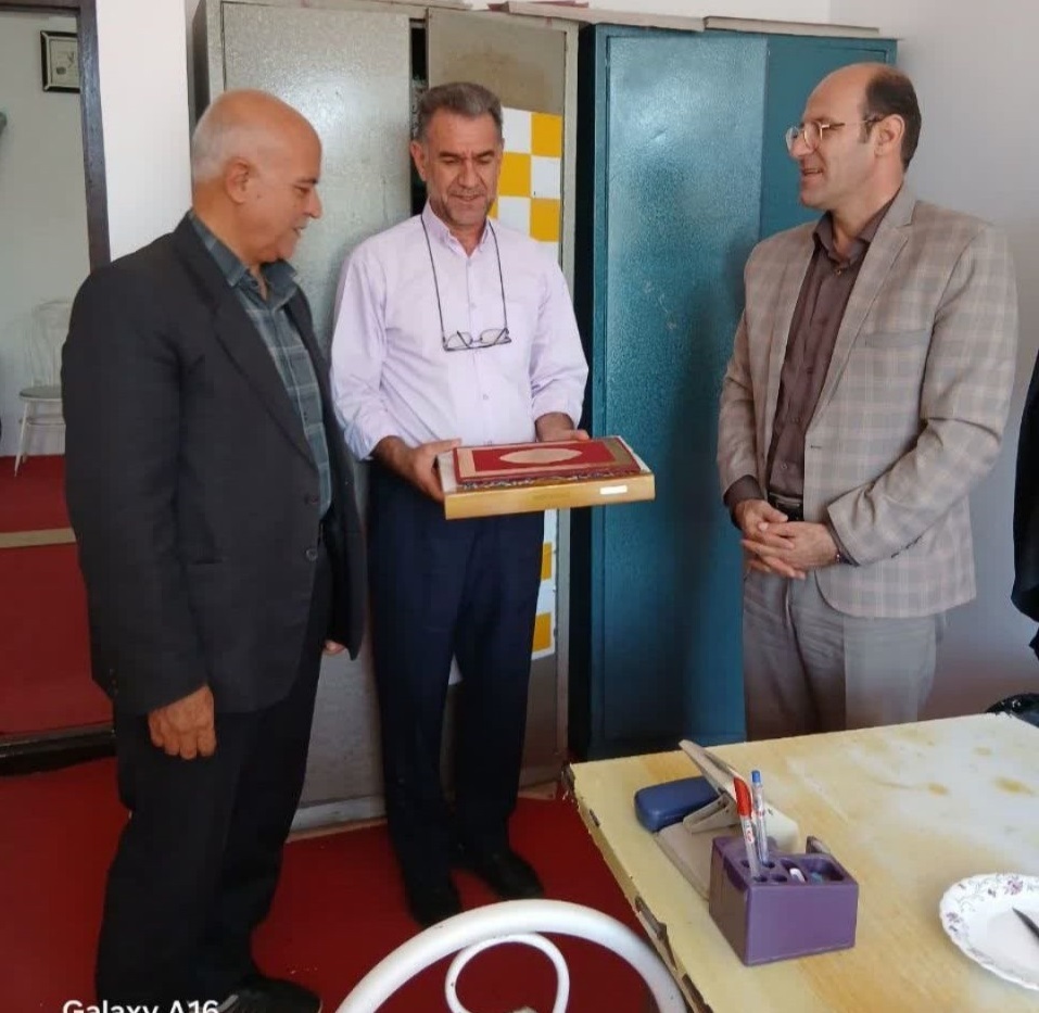 دیدار با ۱۶ نفر از بازنشستگان شهرستان بناب در منزل دیدار با ۱۶ نفر از بازنشستگان شهرستان بناب در منزل