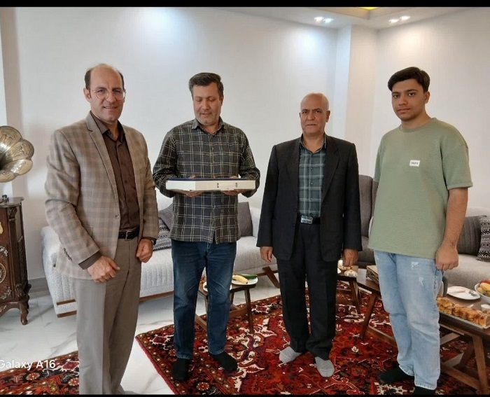 دیدار با ۱۶ نفر از بازنشستگان شهرستان بناب در منزل دیدار با ۱۶ نفر از بازنشستگان شهرستان بناب در منزل