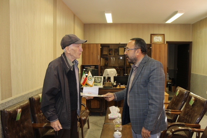 دیدار با ۱۲ نفر از بازنشستگان شهرستان تبریز دیدار با ۱۲ نفر از بازنشستگان شهرستان تبریز