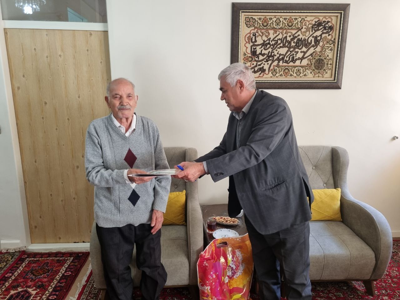 دیدار با ۱۲ نفر از بازنشستگان شهرستان تبریز دیدار با ۱۲ نفر از بازنشستگان شهرستان تبریز