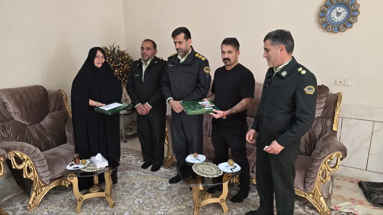 دیدار فرمانده انتظامی نجف‌آباد با خانواده‌های ایتام و دلجویی از آنان