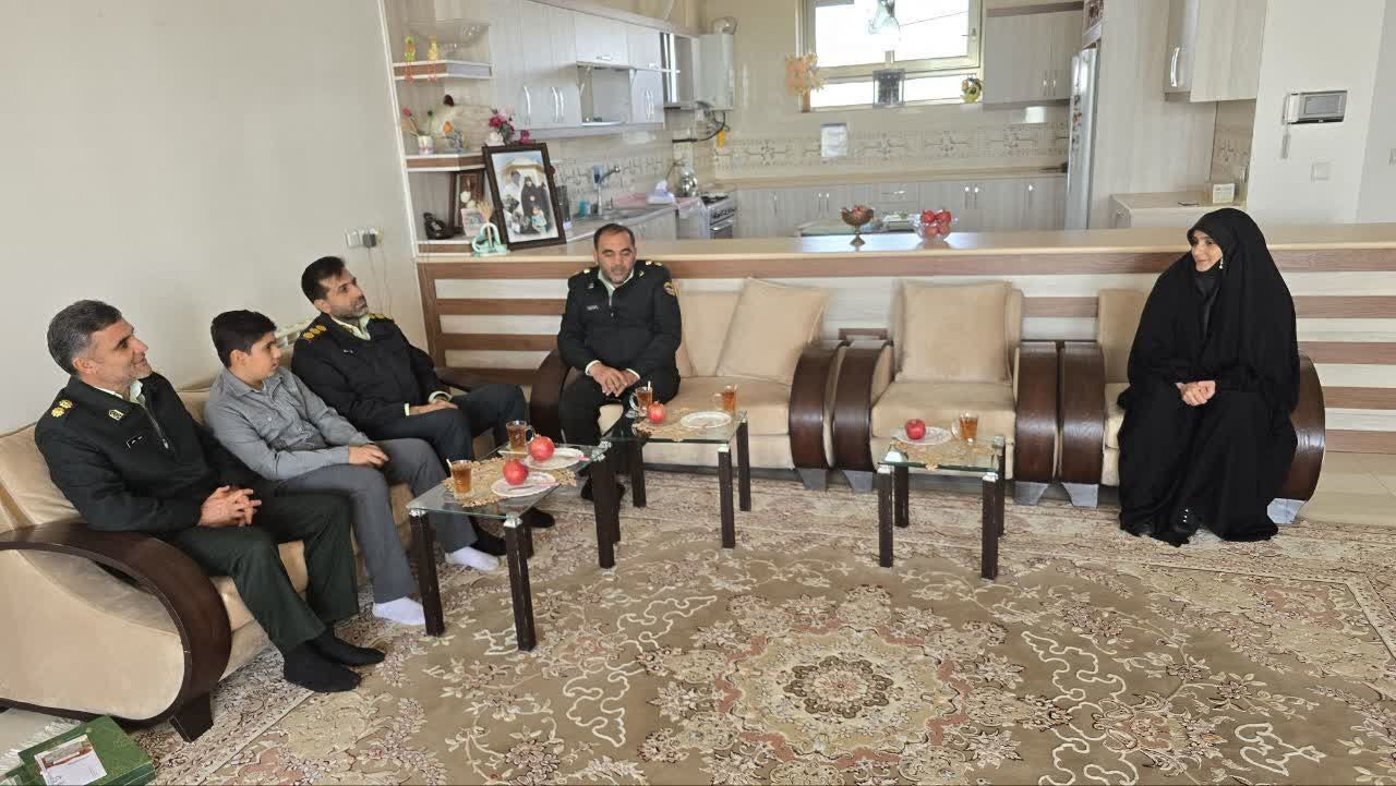 دیدار فرمانده انتظامی نجف‌آباد با خانواده‌های ایتام و دلجویی از آنان