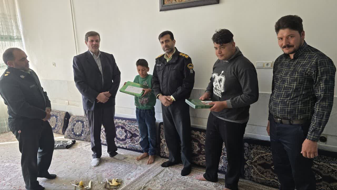 دیدار فرمانده انتظامی نجف‌آباد با خانواده‌های ایتام و دلجویی از آنان