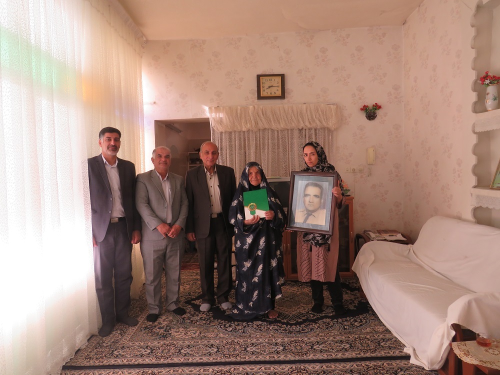 دیدار صمیمی با ۶ نفر از بازنشستگان و مستمری بگیران شهرستان یزد دیدار صمیمی با ۶ نفر از بازنشستگان و مستمری بگیران شهرستان یزد