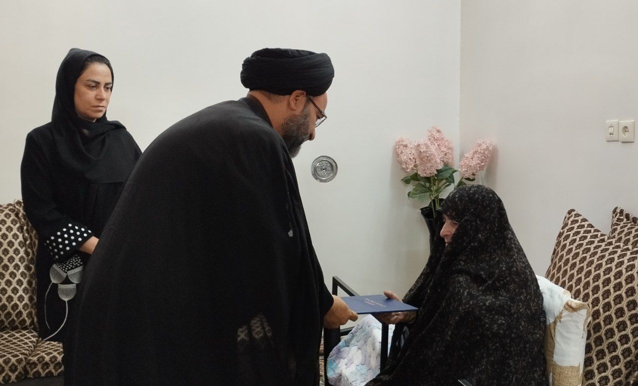 عیادت مسئولان انتظامی کاشان از 2 عضو وابسته شهرستان در شب میلاد حضرت زینب (س)