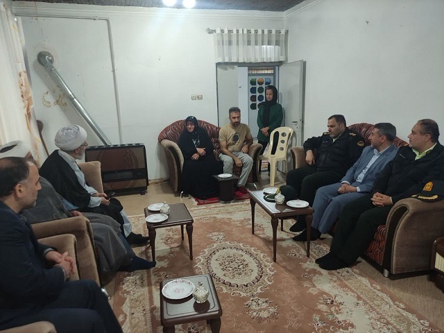 دیدار فرمانده انتظامی شهرستان خمام از خانواده شهید محمد ستوده و شهید جواد خوبازکرد دیدار فرمانده انتظامی شهرستان خمام از خانواده شهید محمد ستوده و شهید جواد خوبازکرد