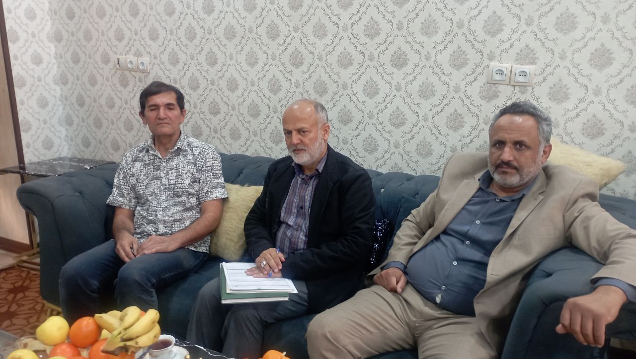 دیدار با 3 نفر از بازنشستگان و مستمری بگیران شهرستان آبادان دیدار با 3 نفر از بازنشستگان و مستمری بگیران شهرستان آبادان