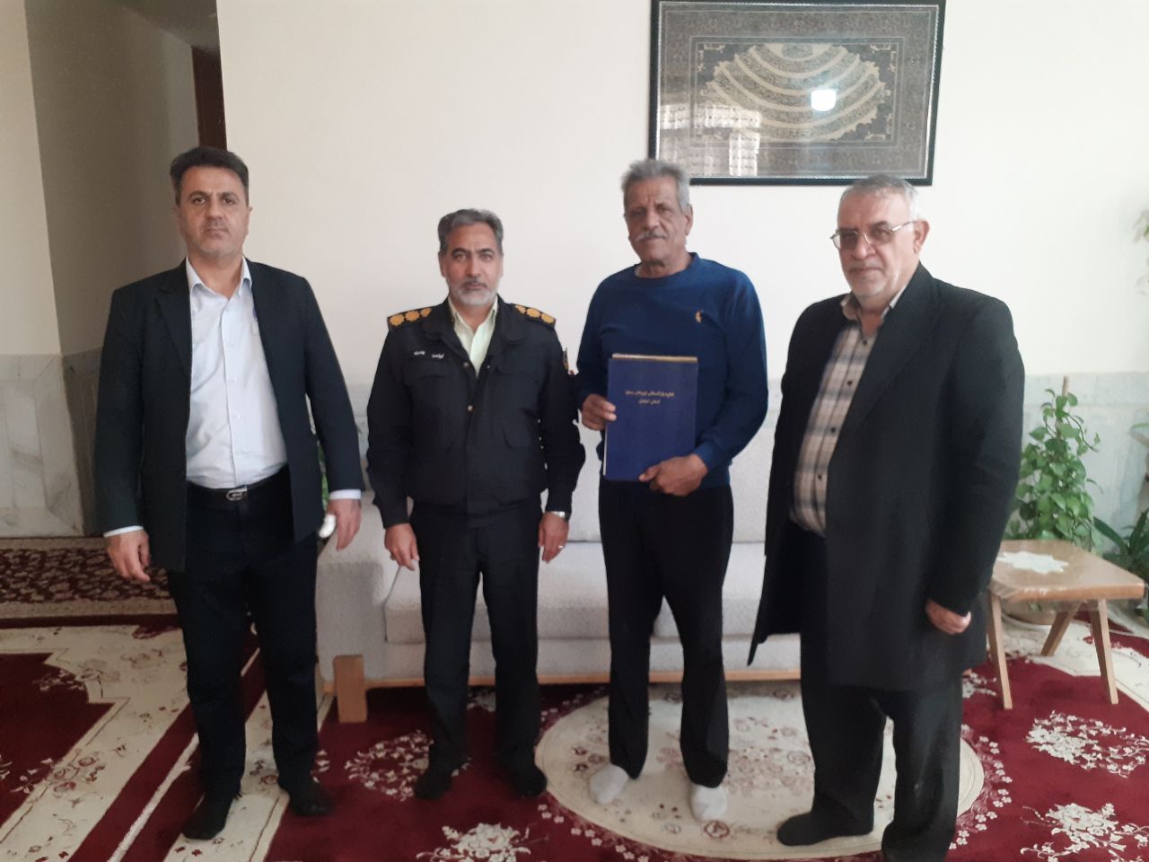 دیدار جانشین فرمانده انتظامی شهرستان شهرضا با ۳ نفر از پیشکسوتان دیدار جانشین فرمانده انتظامی شهرستان شهرضا با ۳ نفر از پیشکسوتان