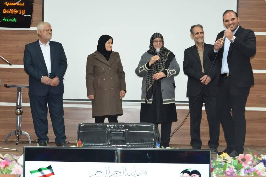 برگزاری ﺿﯿﺎﻓﺖ ﺧﺎﻧﻮادگی ﺷﻬﺮﺳﺘﺎن اراک ﺑﺎ ﺣﻀﻮر 125 ﺑﺎزﻧﺸﺴﺘﻪ و ﺧﺎﻧﻮاده آﻧﻬﺎ