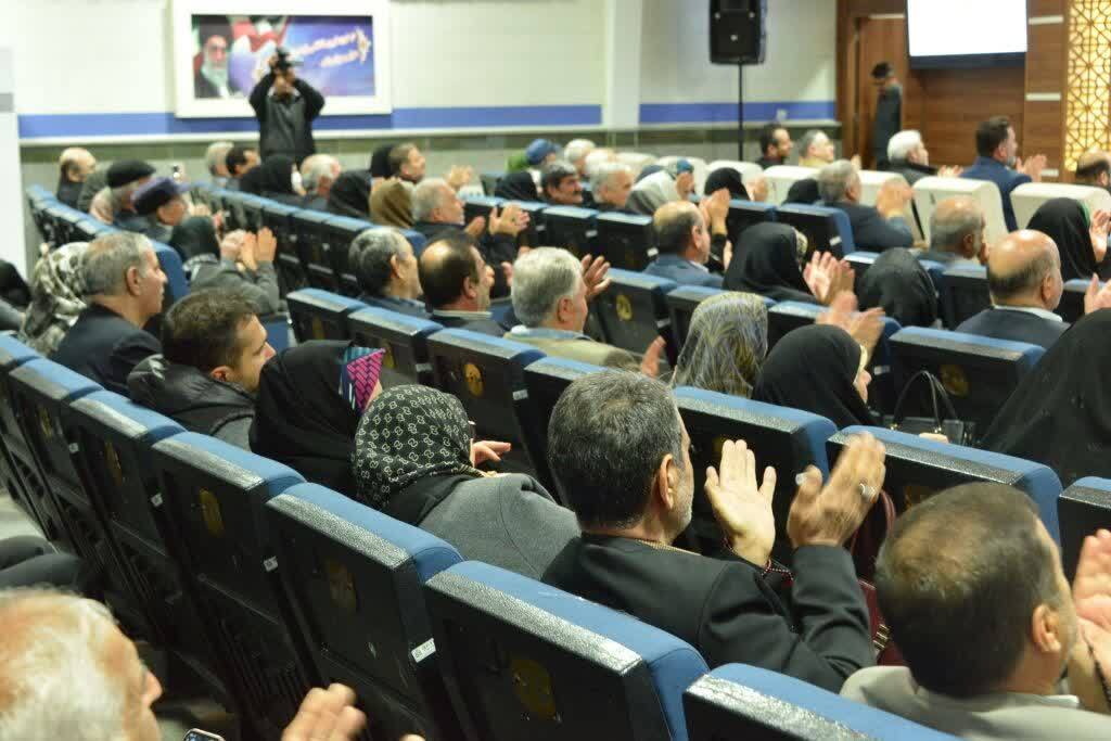 برگزاری ﺿﯿﺎﻓﺖ ﺧﺎﻧﻮادگی ﺷﻬﺮﺳﺘﺎن اراک ﺑﺎ ﺣﻀﻮر 125 ﺑﺎزﻧﺸﺴﺘﻪ و ﺧﺎﻧﻮاده آﻧﻬﺎ