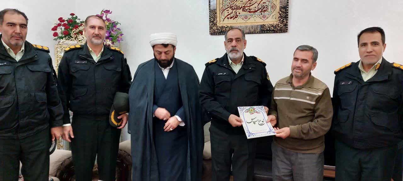 دیدار سردار محمدی با بازنشسته انتظامی «محمد قنبری» در شهرستان میانه دیدار سردار محمدی با بازنشسته انتظامی «محمد قنبری» در شهرستان میانه