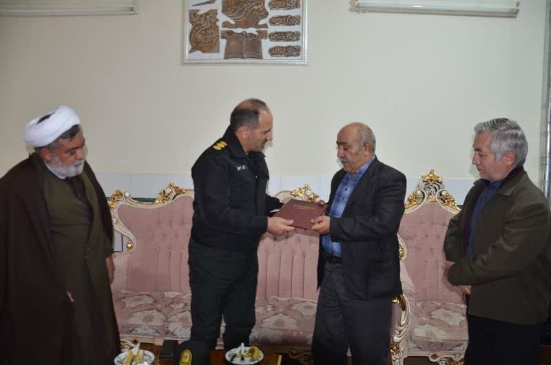 دیدار فرمانده انتظامی شهرستان خمینی شهر با ۲ نفر از پیشکسوتان