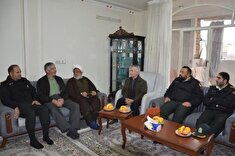 دیدار فرمانده انتظامی شهرستان خمینی شهر با ۲ نفر از پیشکسوتان