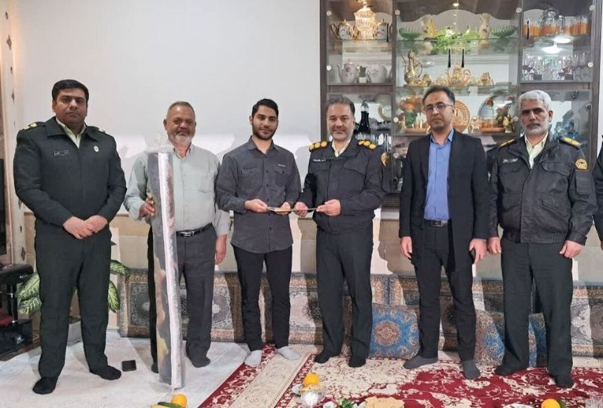 تجلیل فرماندهی انتظامی آران و بیدگل از نخبه علمی و رتبهبرتر کنکور سراسری تجلیل فرماندهی انتظامی آران و بیدگل از نخبه علمی و رتبهبرتر کنکور سراسری