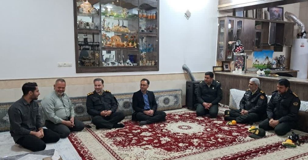 تجلیل فرماندهی انتظامی آران و بیدگل از نخبه علمی و رتبهبرتر کنکور سراسری تجلیل فرماندهی انتظامی آران و بیدگل از نخبه علمی و رتبهبرتر کنکور سراسری